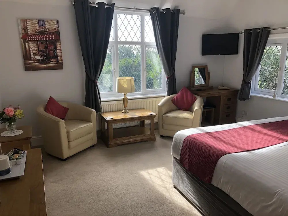 Trumbles Gatwick B&B, Peaceful Stay with Parking & Easy Airport Access