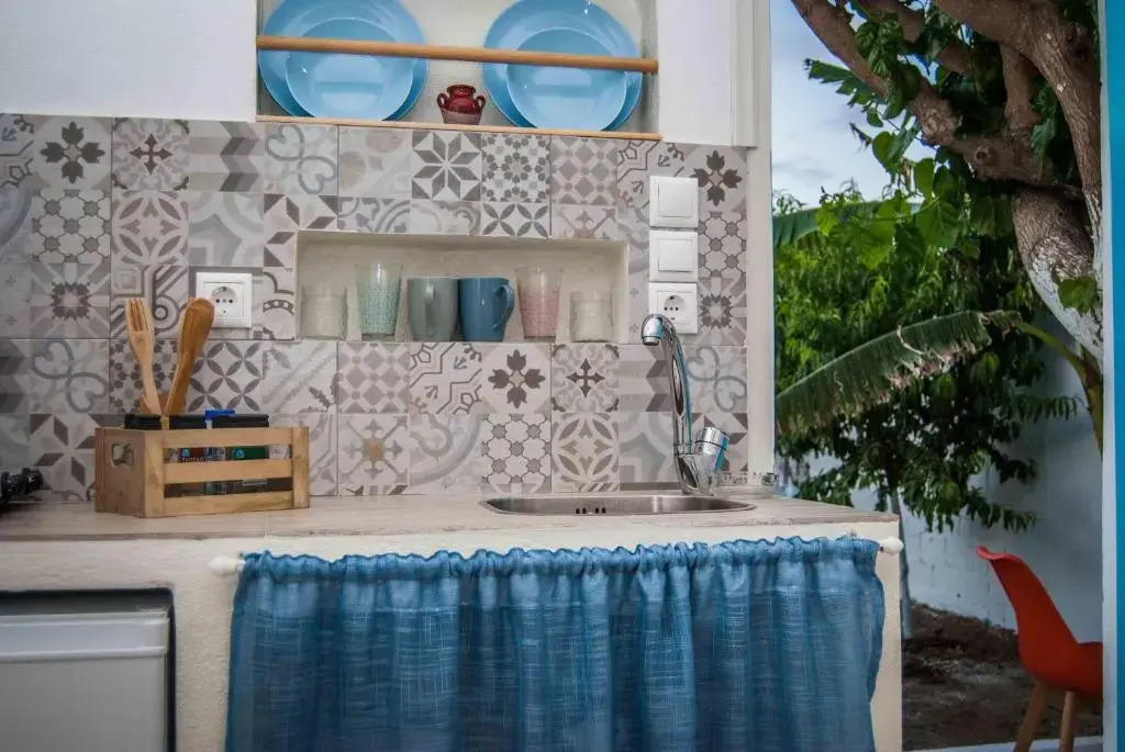 PERIVOLI 4-CHORA(5min away from the center by car)