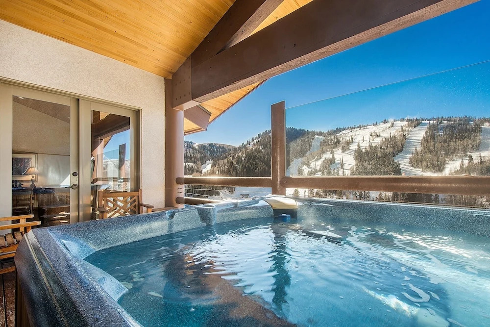 Premium Luxury Five Bedroom Townhouse with Hot Tub and Majestic Mountain Views 5 Townhouse by RedAwning