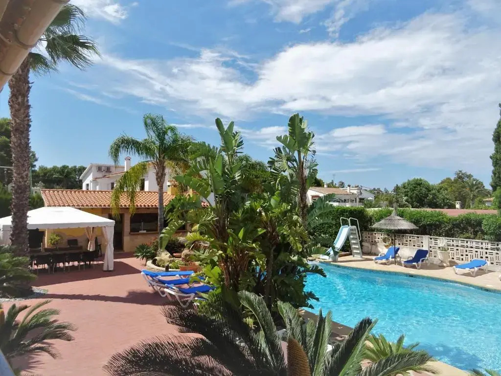 Villa with private pool and tennis court 150 metres from the sea-Villa el Olivo