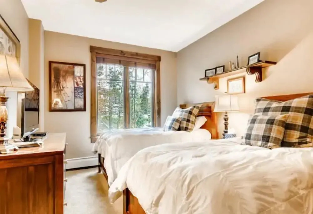 Luxury 2 Bedroom Mountain Vacation Residence With Hot Tub, Pool, and Easy Access to Ski Slopes