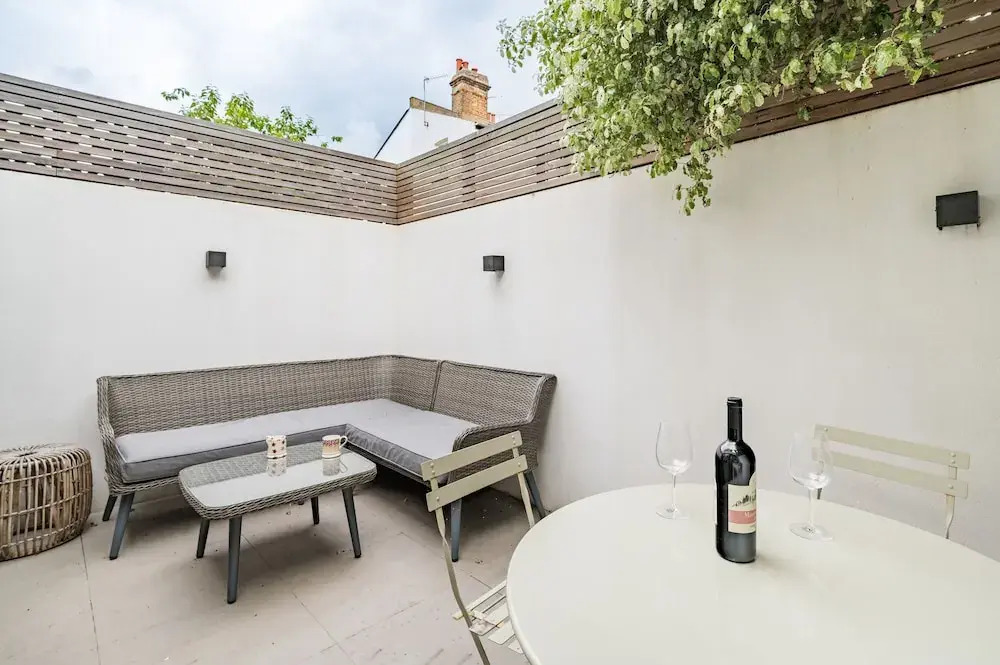 Spacious Three Bedroom Garden Flat Near Clapham Common by Underthedoormat