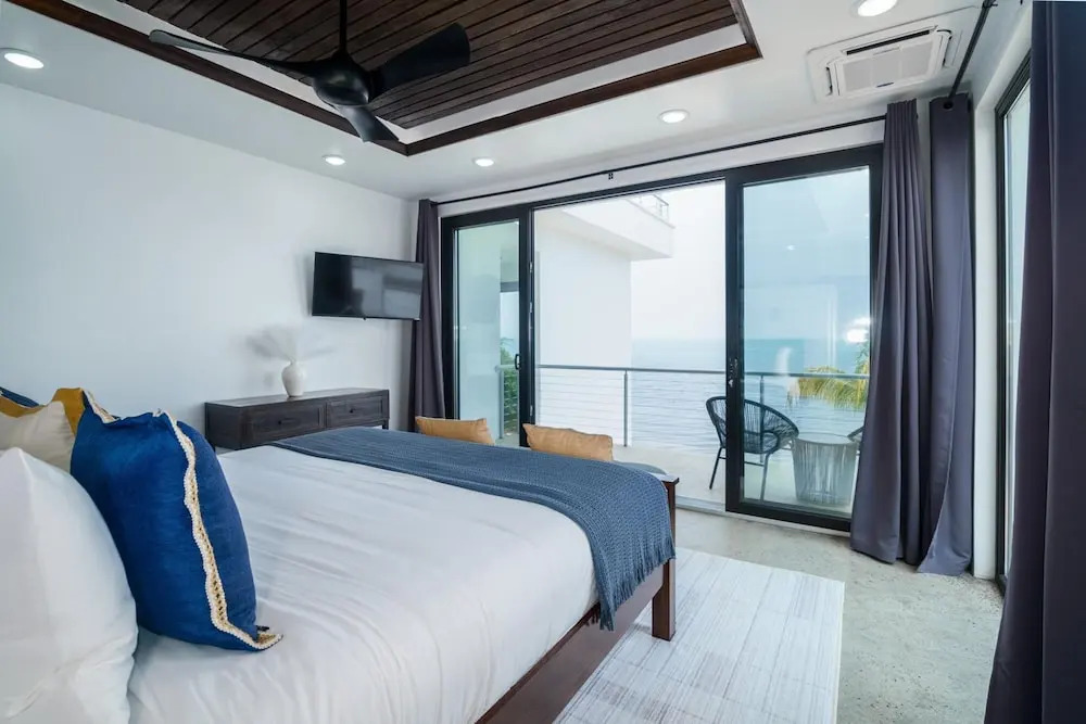 Sand Castle Vista - Spacious 4-Bed Villa in Placencia Village w Pool