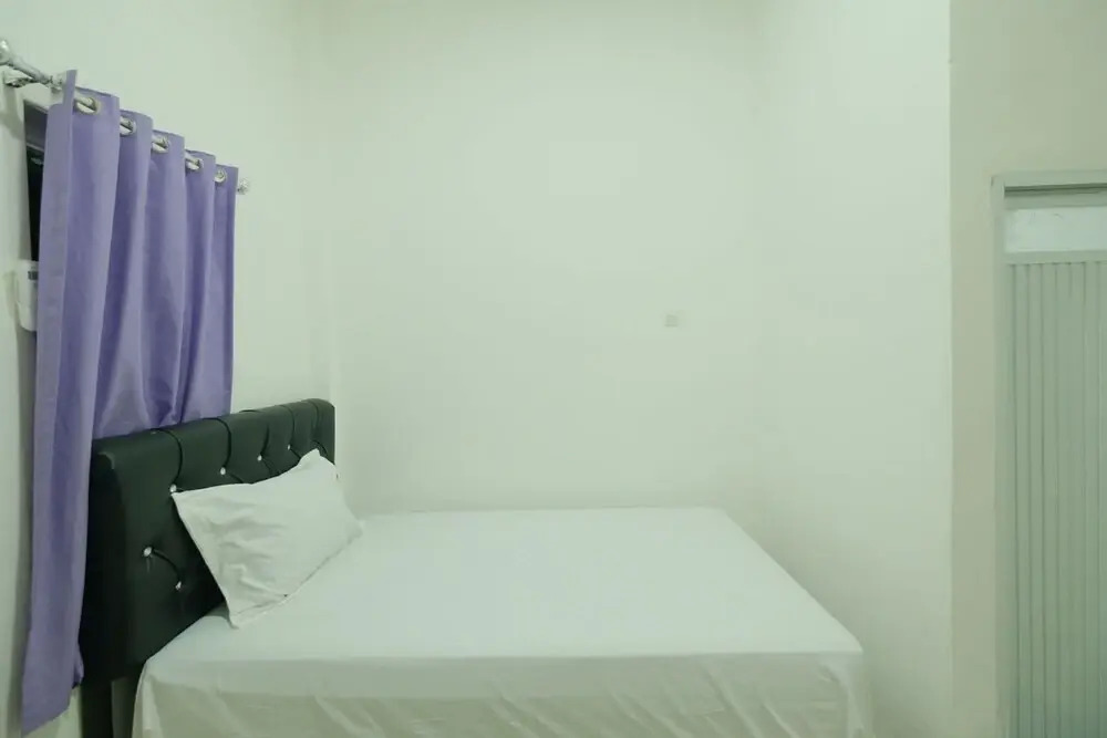 Hotel O Qq Kost Near Pantai Kebesaran Beach