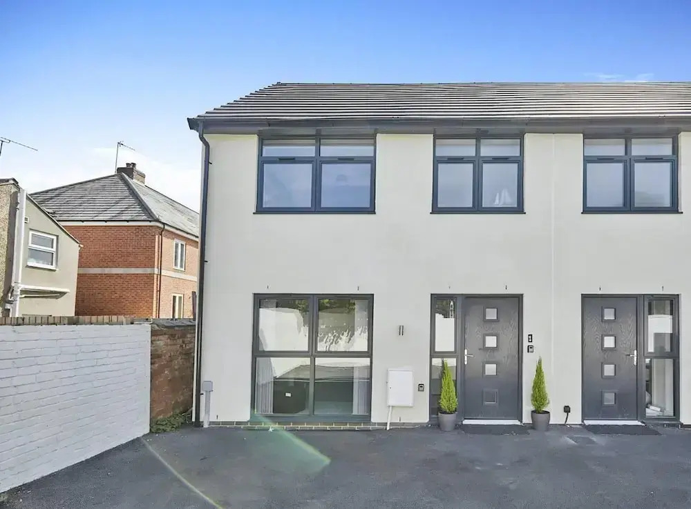 Modern 2 Bedroom House With Free Gated Parking