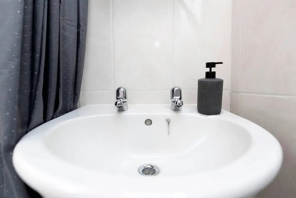 Spacious 4BR Home in Gateshead Sleeps 8 w Parking