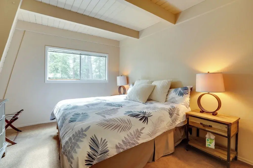 Near Skiing & Hiking: Carnelian Bay Cabin