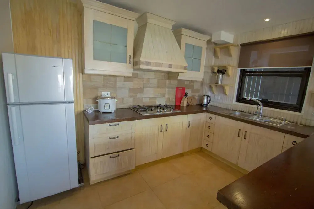 Exclusive Village Home Near Country Club, 18 pax