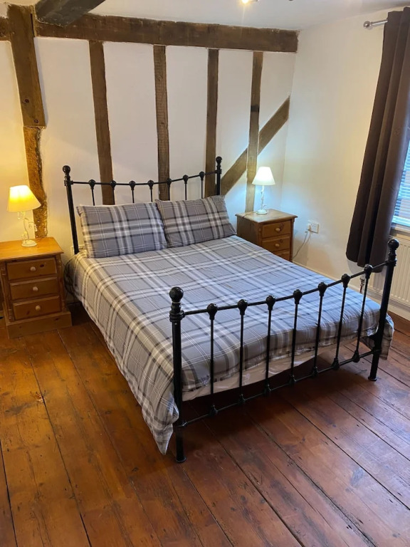 4 BR & 2 Bathroom House Parking Garden St Neots Town Centre