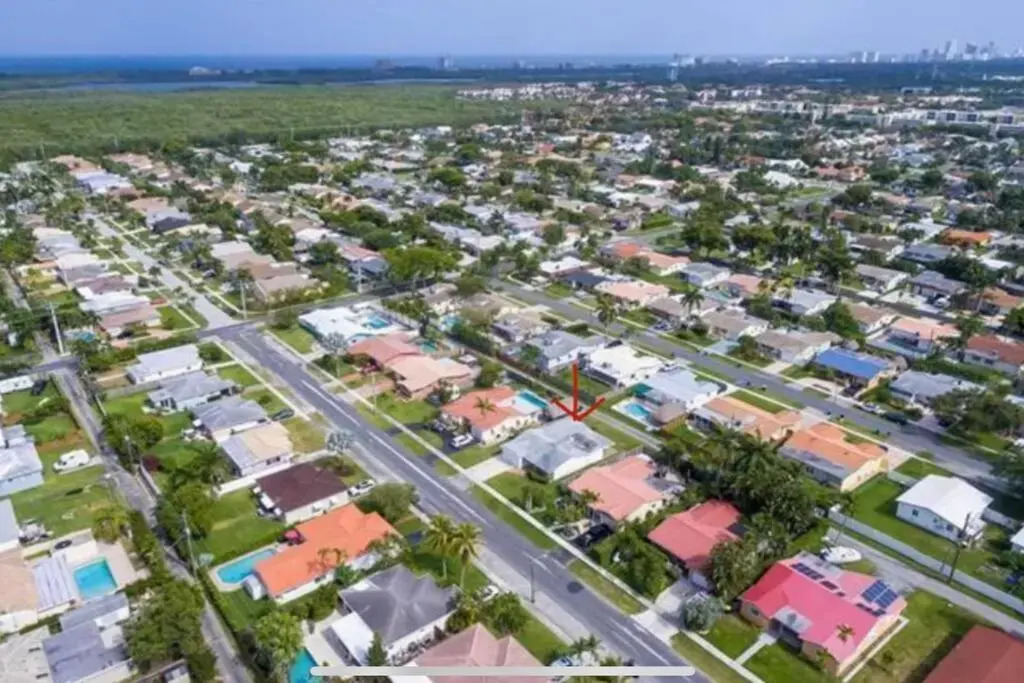 Entire House - 5 Minutes to the Beach and FLL Airport