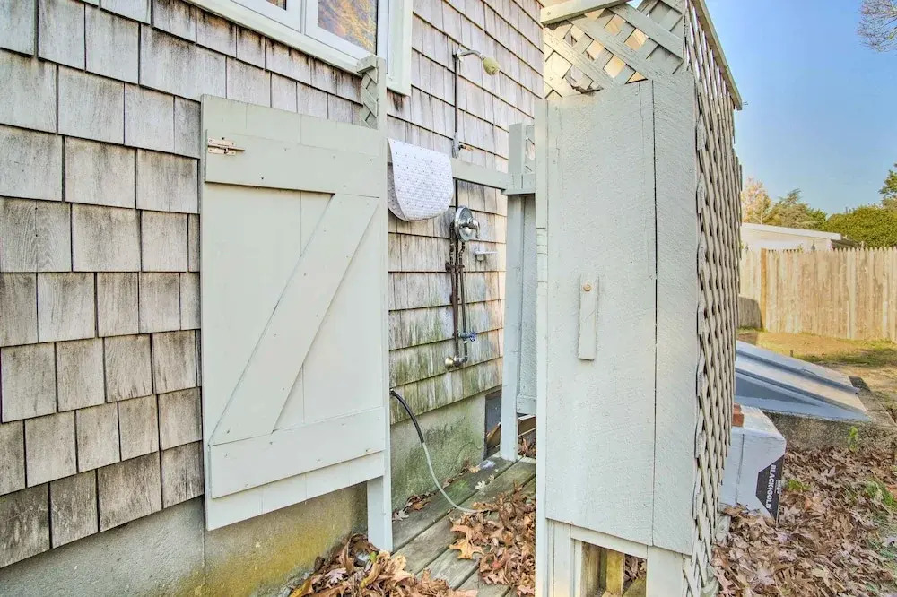 Hen Cove Home w/ Wood Deck - Walk to Beaches!