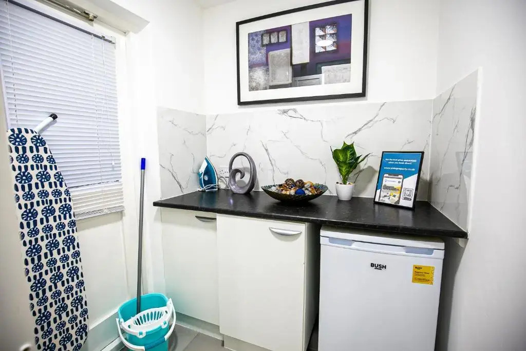 6 Bedroom House - Central MK - Free Parking, Smart TV, Fast Wifi and Garden - Perfect for Contractors and Large Groups by Yoko Property