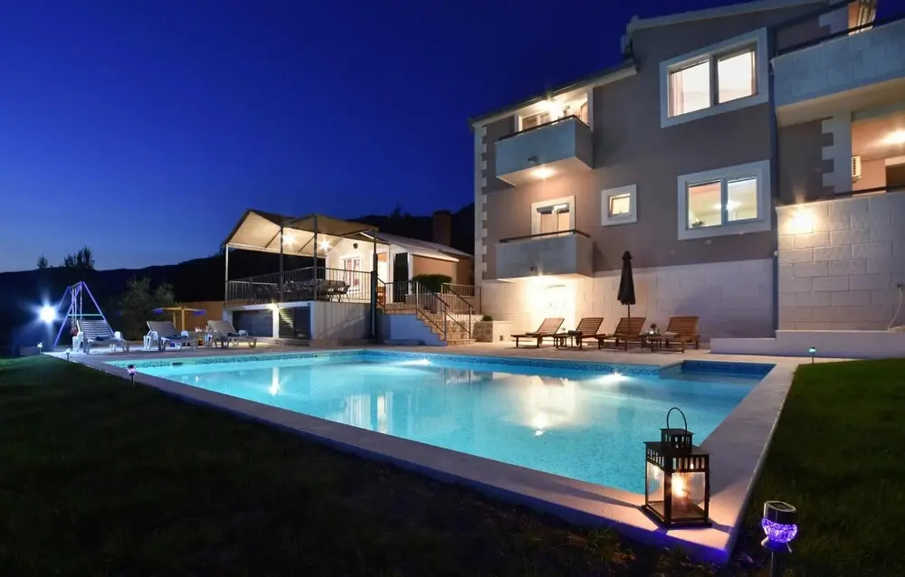 Six-Bedroom Holiday Home In Podstrana