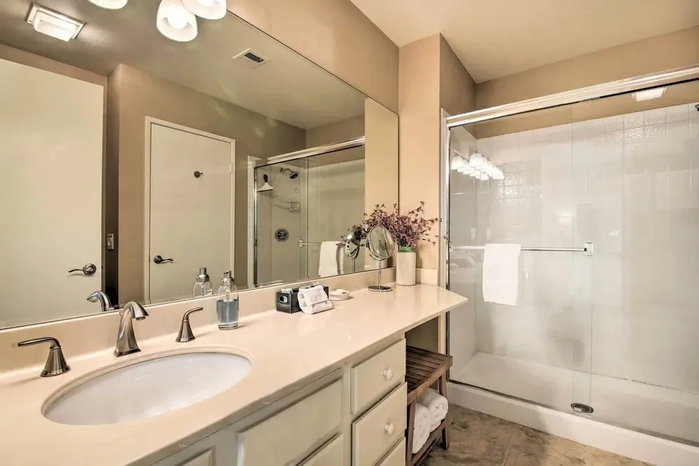 6 Mi to El Paseo: Gem w/ Pool Access!