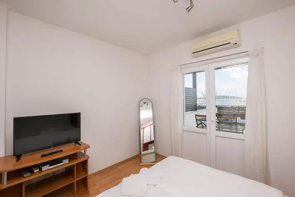 Apartments and Rooms Mare