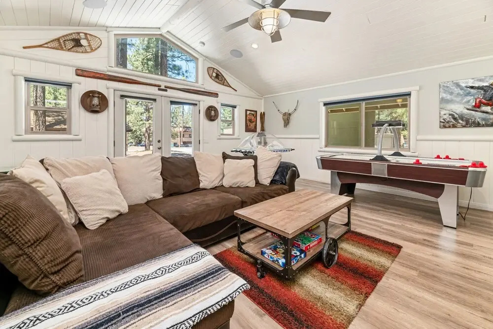 Summit Mountain Lodge - Amazing Location Just Down The Street From Snow Summit! 4 Bedroom Home