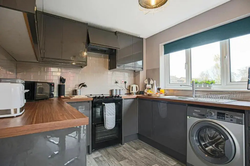 Pannier House - Central MK - Free Parking, Garden, Smart TVs with Netflix by Yoko Property