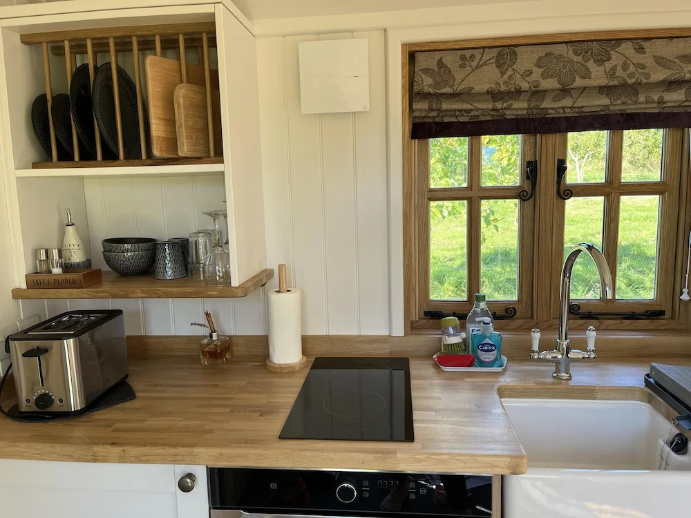 Robins Retreat - Orchard With hot tub - see Extras