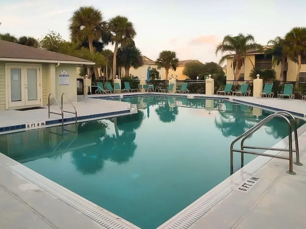 Charming W/ Pool - Walk To Beach & Pier 2 Bedroom Condo