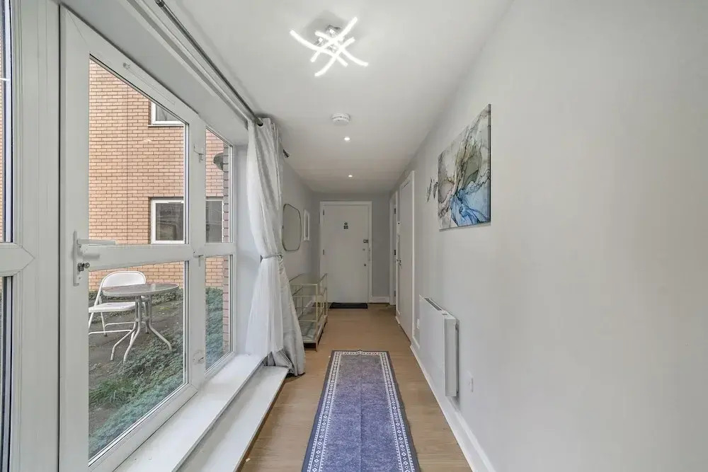 3br-sleeps8-canarywharf-cinemabedroom