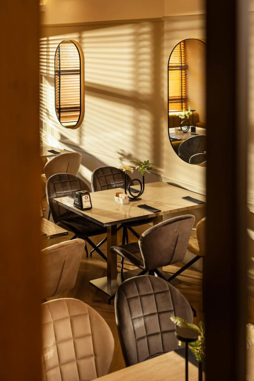 -- ESTE PARK HOTEL -- part of Urban Chic Luxury Design Hotels - open since October 2022 - Parking - Compliments - next to Shopping & Dining - Mall Plovdiv