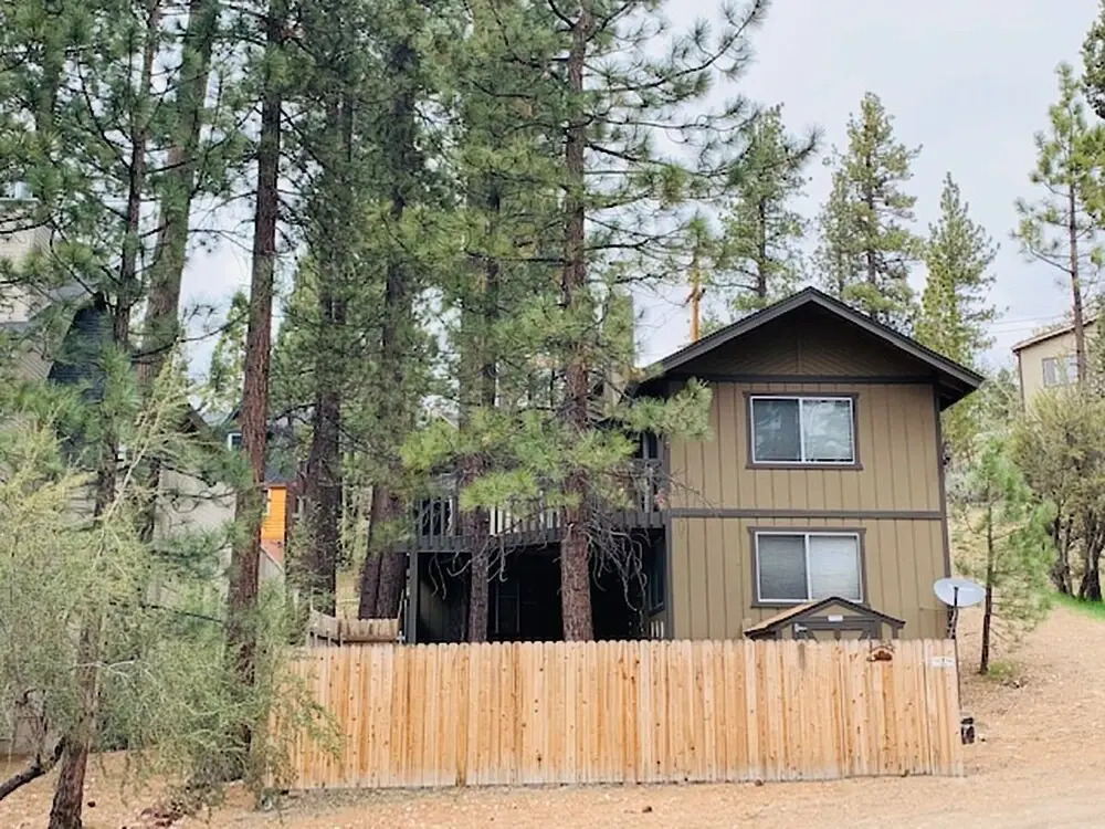 Moonridge Manor - Very Lovely Cabin In A Quiet Neighborhood With An Amazing Hot Tub! 4 Bedroom Home