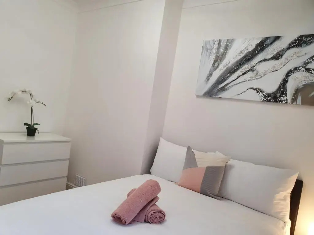 Glasgow Comfortable and Modern 3 Bedroom Mid Terraced Villa