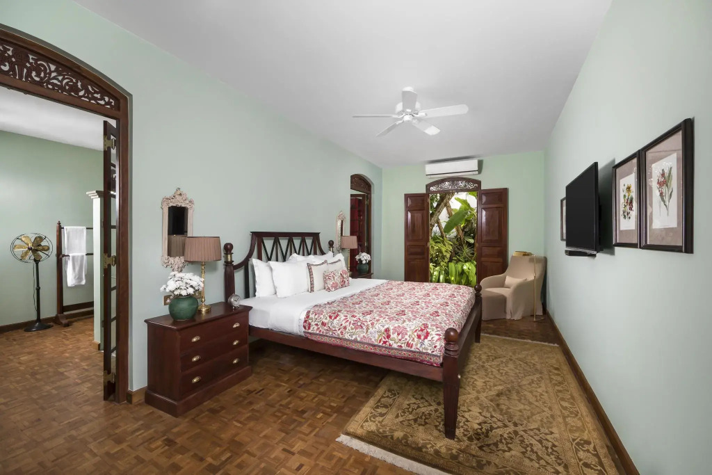 Maniumpathy Hotel