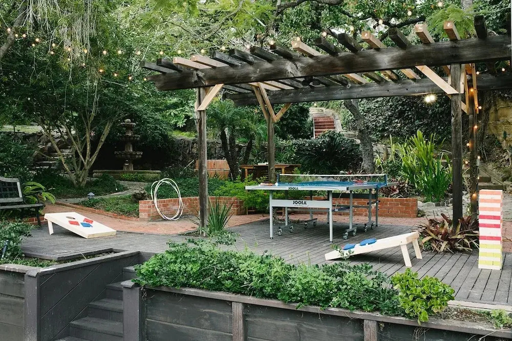 Frida by AvantStay | Sleeps 16! Prvt Estate w/ Tennis Ct & Mins to Beach!