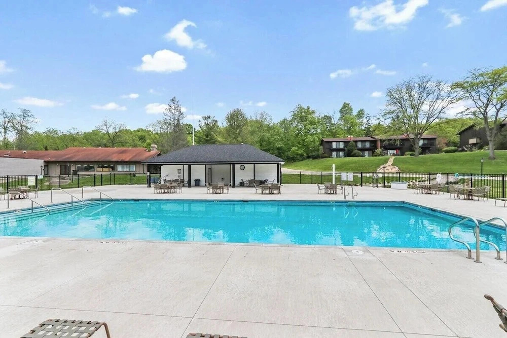 Lake Geneva Condo With Pool, Fireplace & Parking