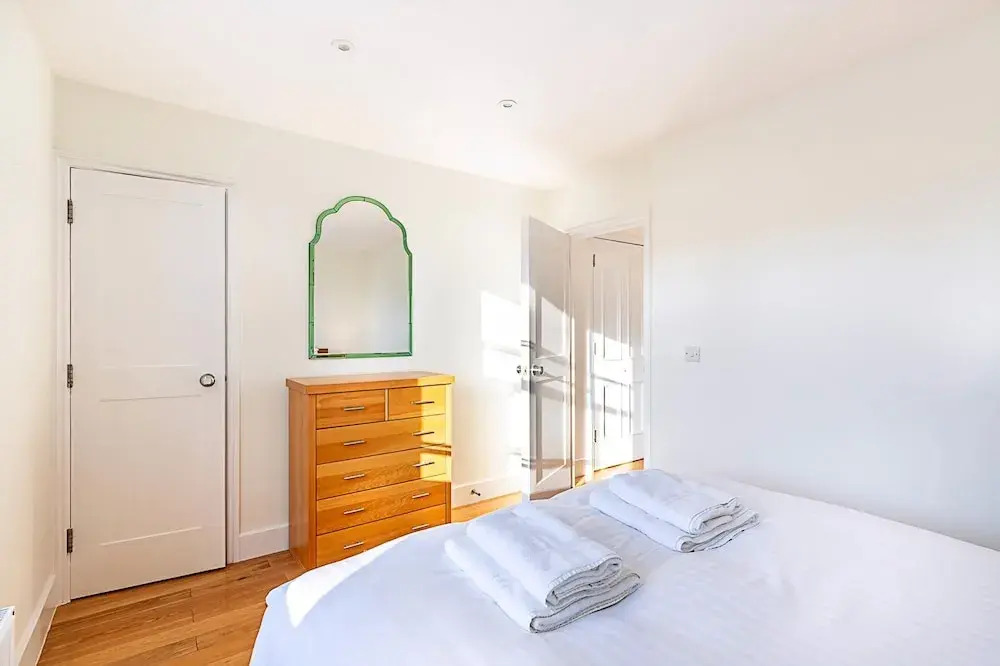Stylish Chelsea Flat With Luxe Comfort Charm
