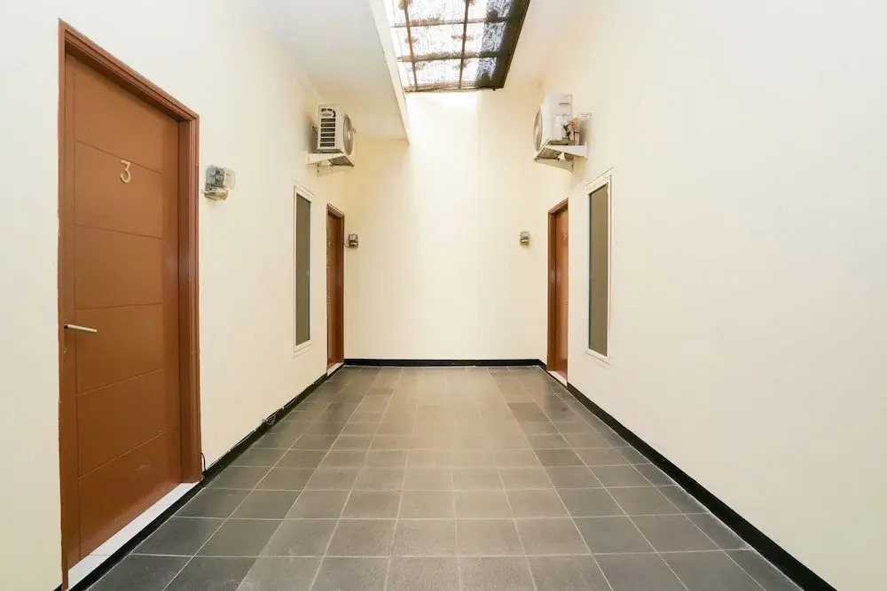 OYO 1857 Wonoboyo Residence Near RSU Katholik Surabaya Kota Surabaya