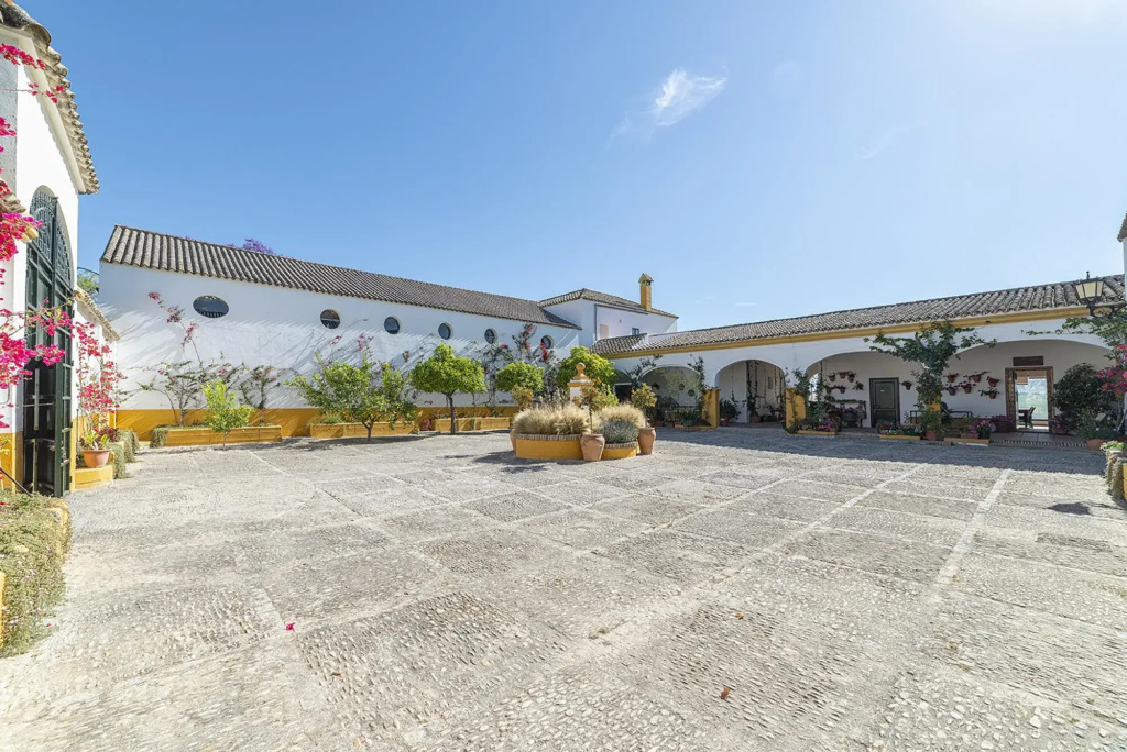 Private Villa Cortijo Sierra y Lago with private swimming pool
