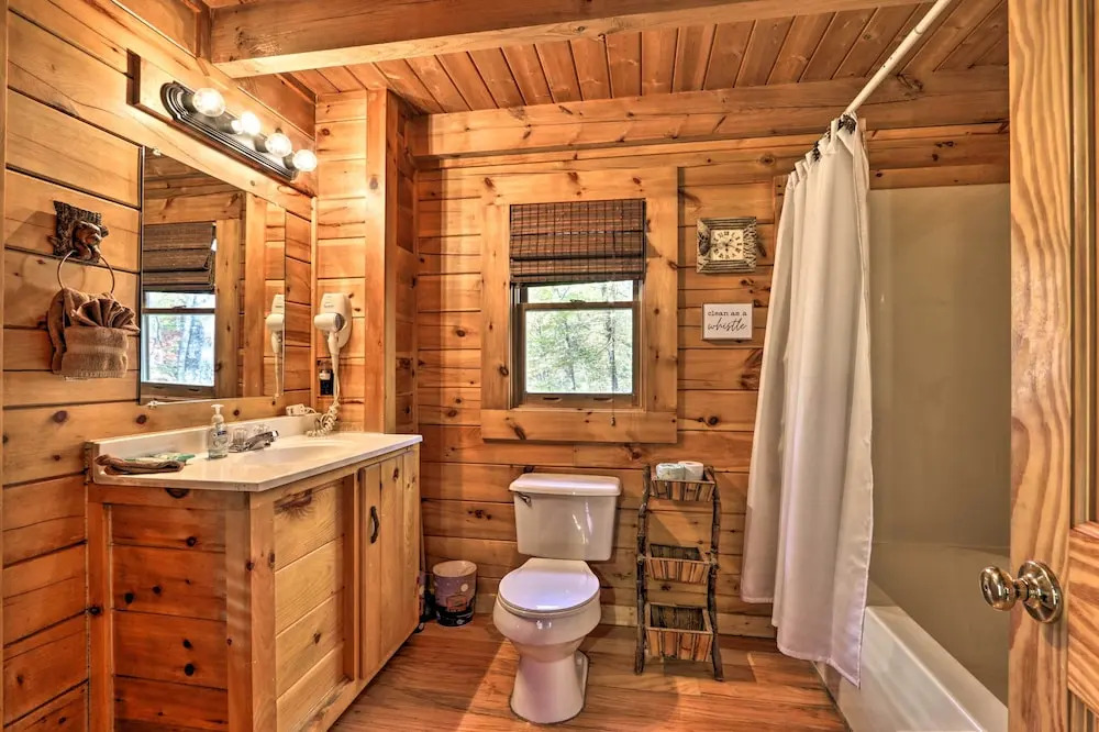 Smoky Mountain Log Cabin: 7 Mi to Gatlinburg!