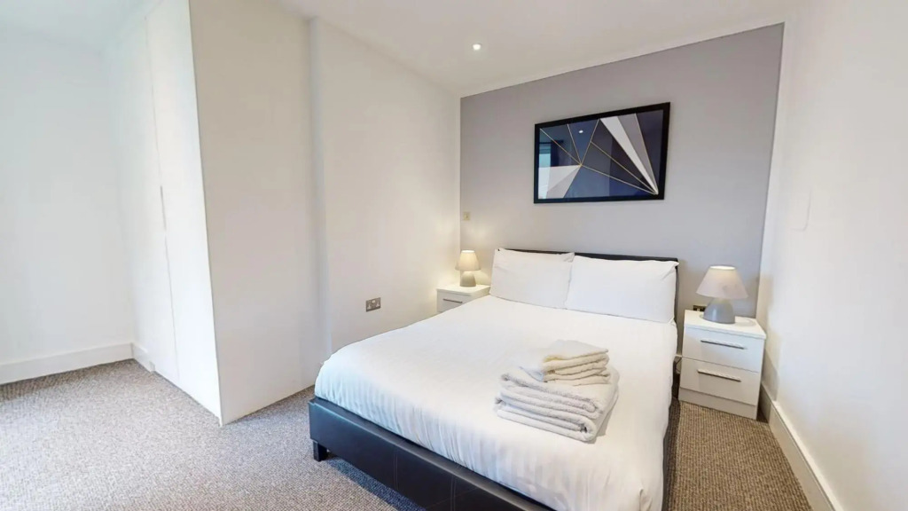 Comfy Two Bedroom One Bath Apartment in Limehouse