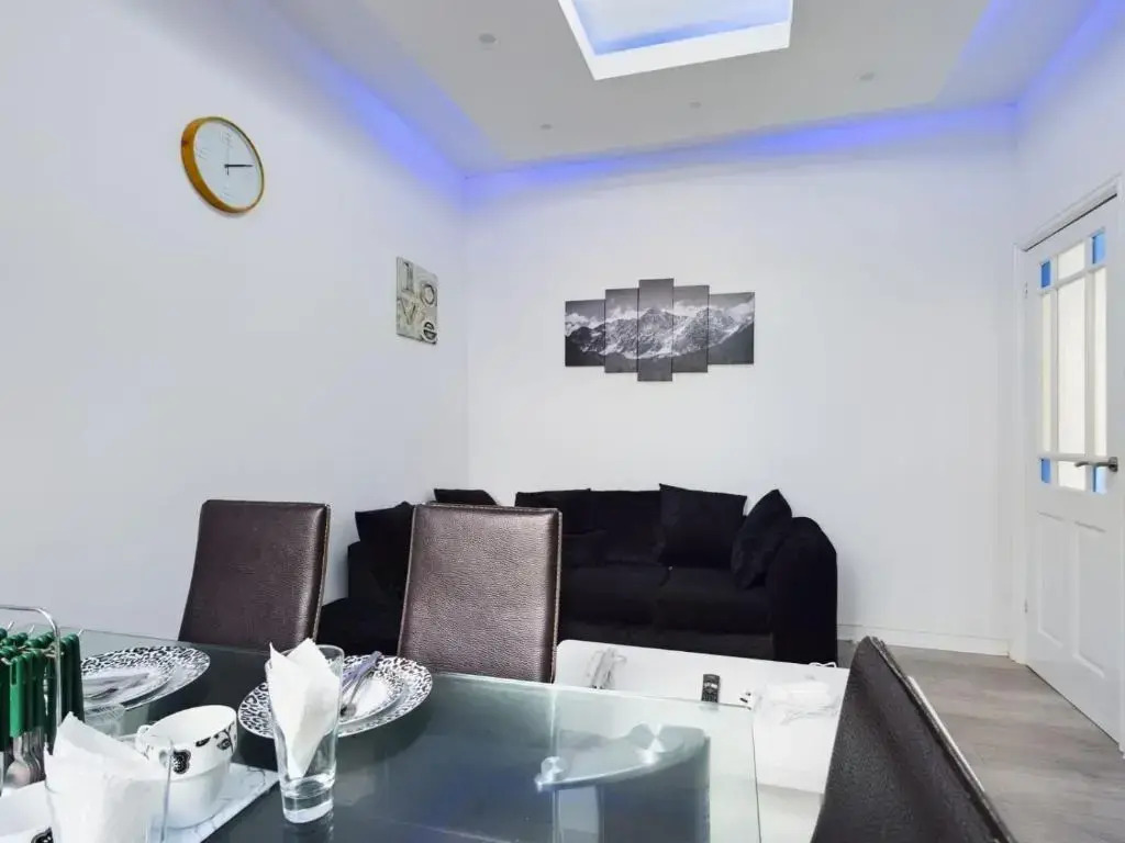 Stunning 4-bed House Fully Refurbished Modern