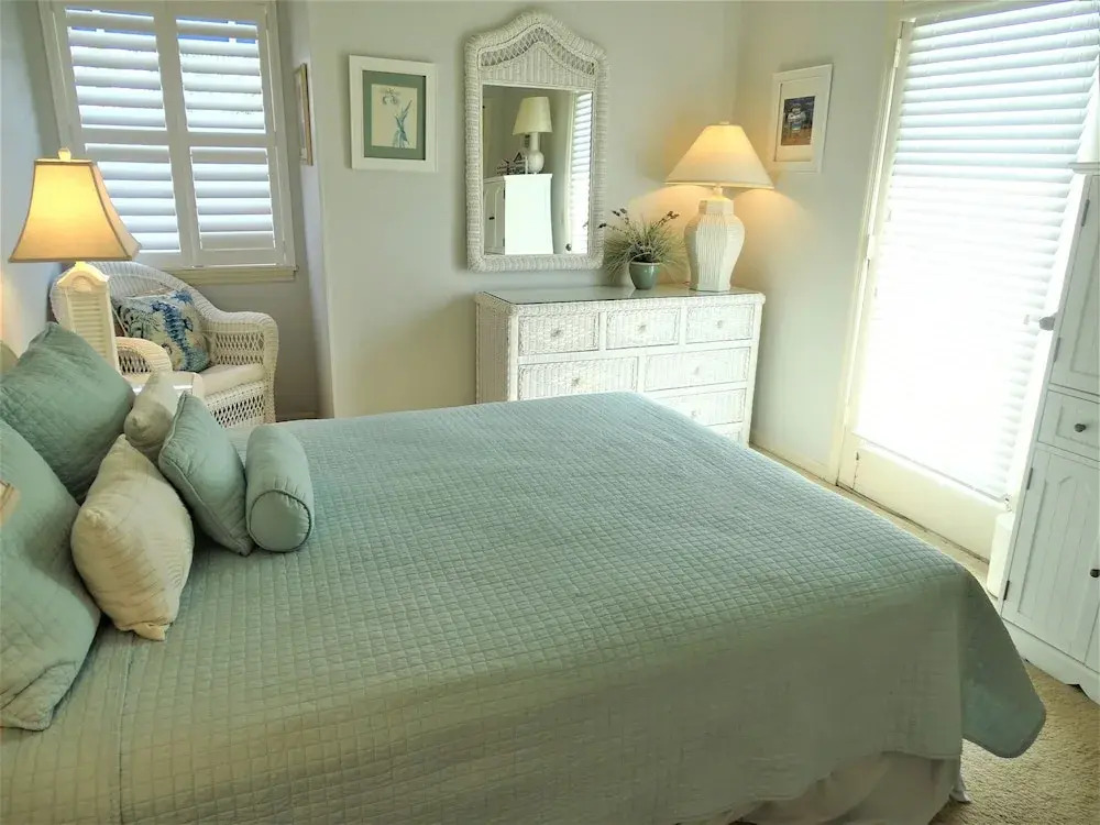 1225 Gulf and Bay Bayside 3 Bedrooms 2 Bathrooms Condo