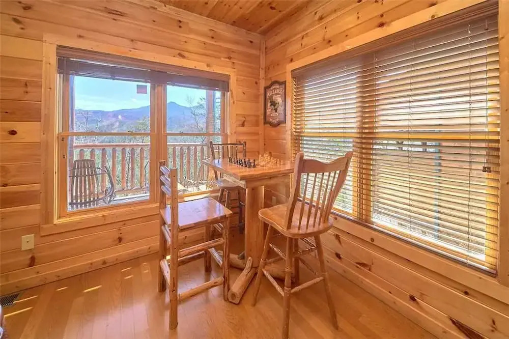 Tennessee Walts 4 Bedroom Mountain View Home with Hot Tub
