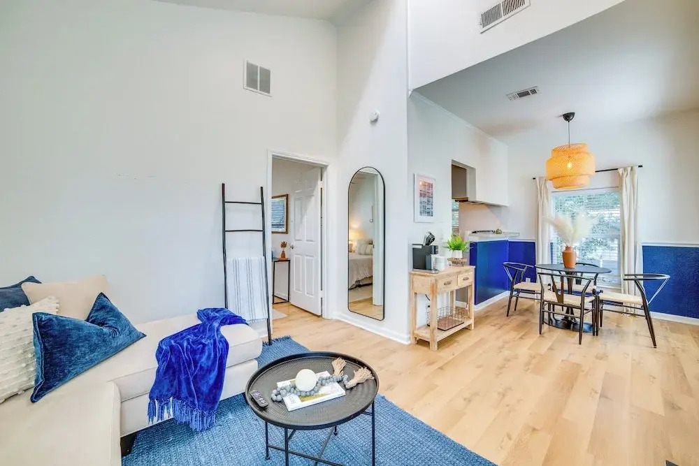 3 Mi to Downtown Dallas: Sleek Condo w/ Patio