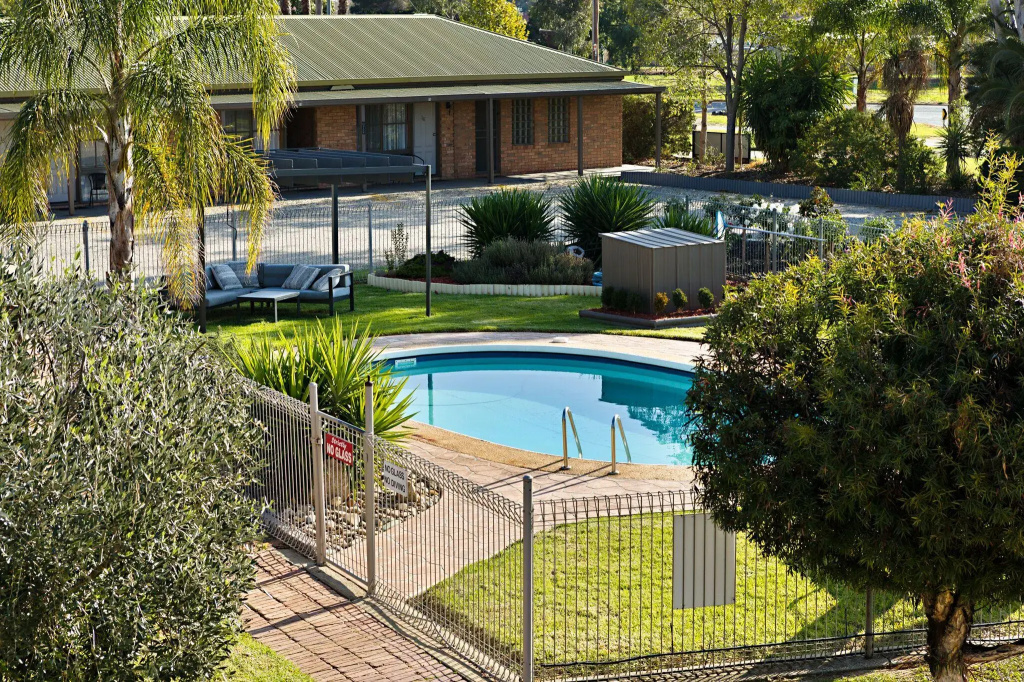 Statesman Motor Inn