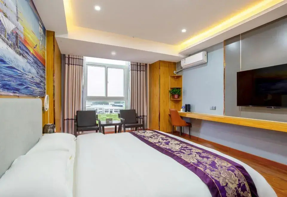 Huayi Hotel (Puyang East High-Speed Railway Station)