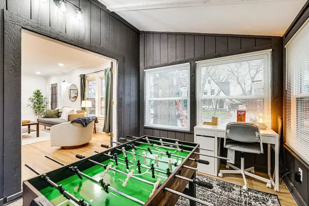 Dog-friendly Pleasant Ridge Home: 13 Mi to Detroit