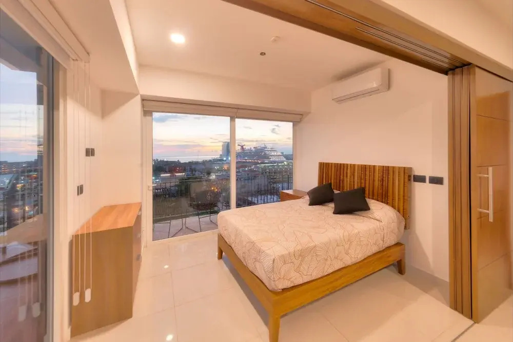 Spectacular Beach And Mountain View Condo - 5 Min From The Beach