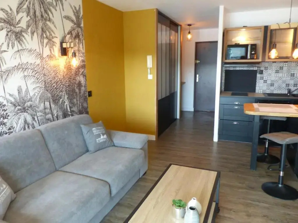 studio exposé plein sud vu sur le port de plaisance