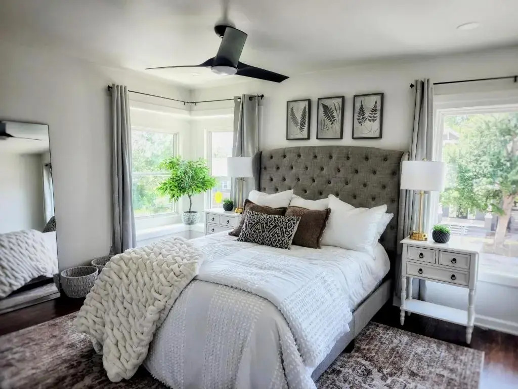 Historic Villa + 1min from Plaza District + Hot Tub + Pool Table + Friendly