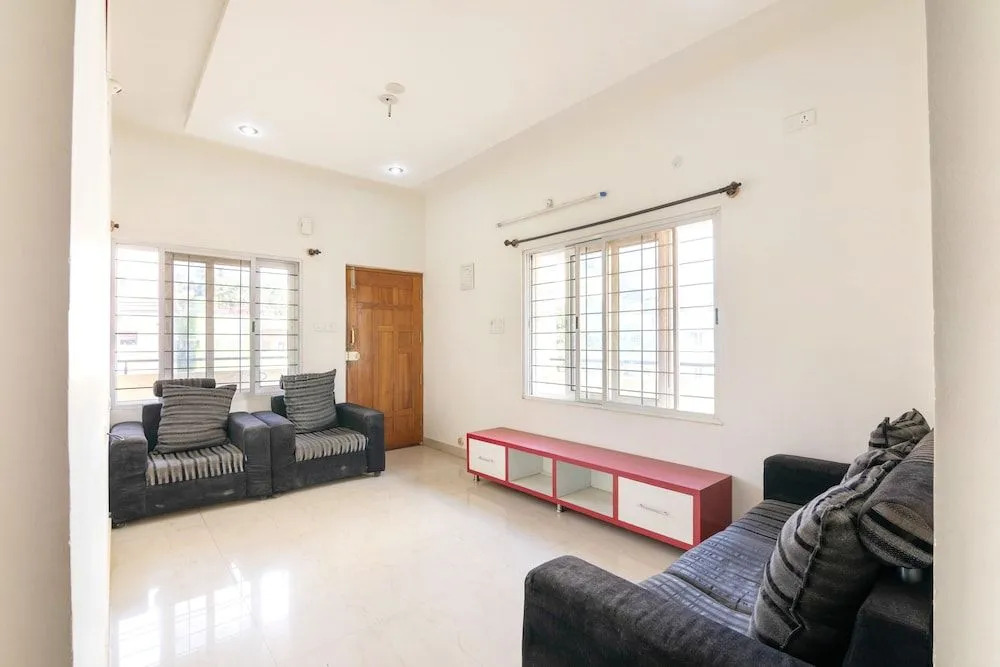Oyo 22900 Sri Sai Suites
