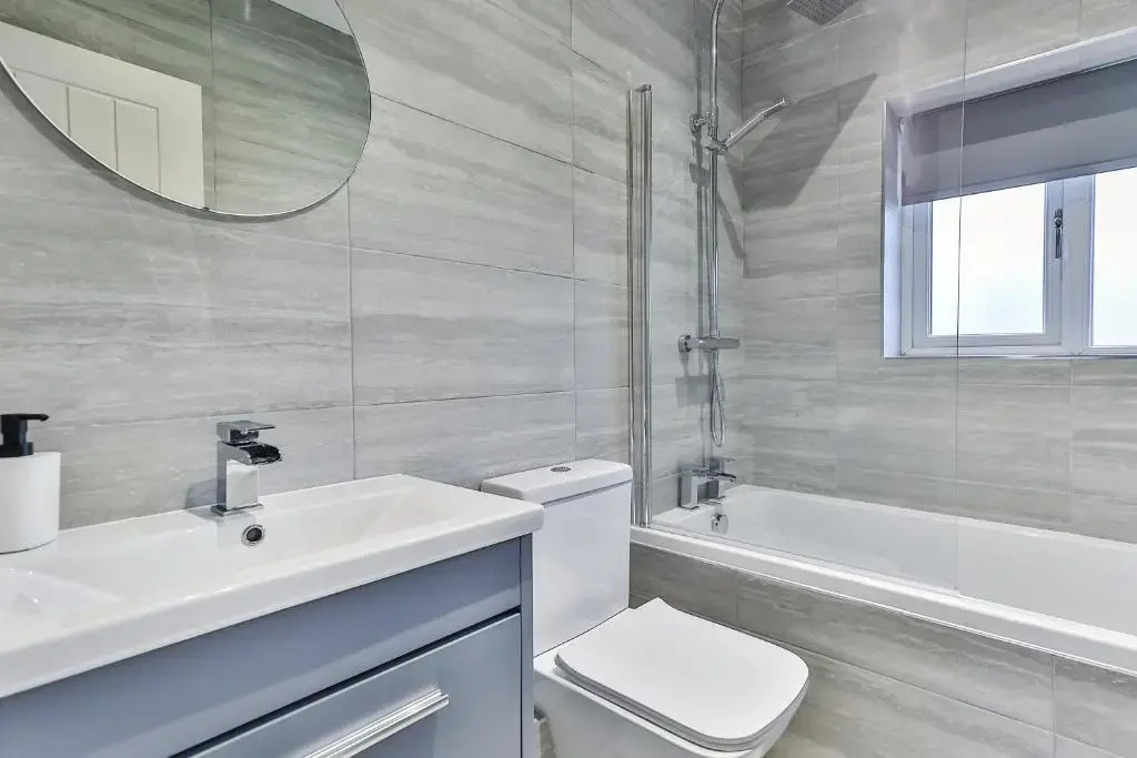 3 Bed Refurbished, Modern House, WiFi, Patio area