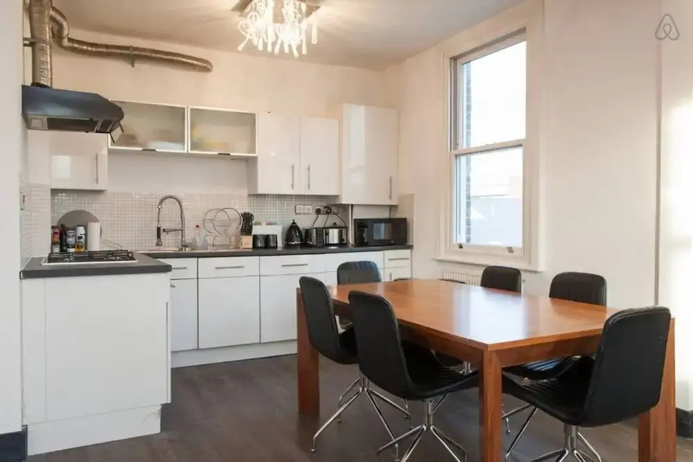 Spacious and Contemporary 3 Bedroom House