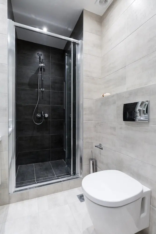 UPSTREET Acropolis Core Bright Modern Apt