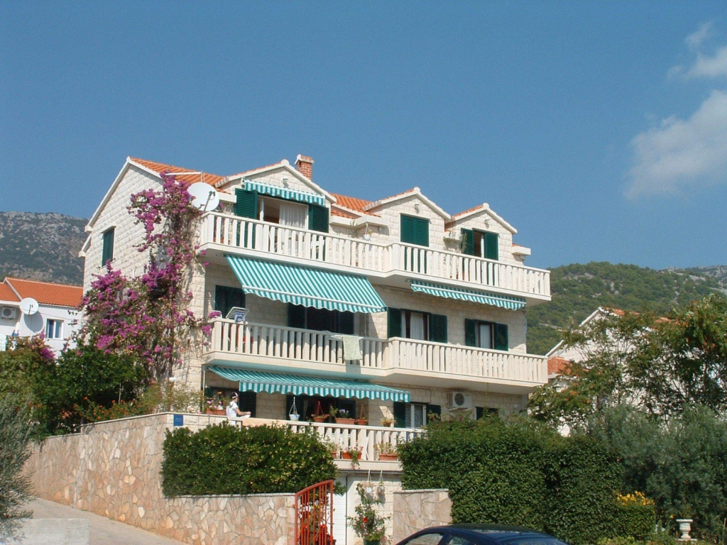 Room Mate 1 - 130 m from sea: R1 Zuta Bol, Island Brac